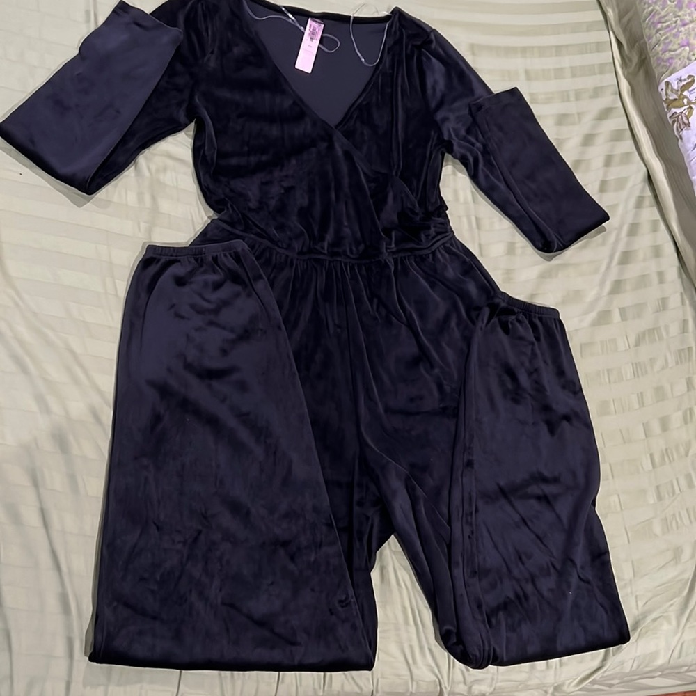 NWT Victoria’s Secret Long-sleeved Jumpsuit - Size M - black velour